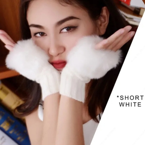 Beautiful Warn Fingerless Faux Fur Winter Gloves Short. - Picture 2 of 2